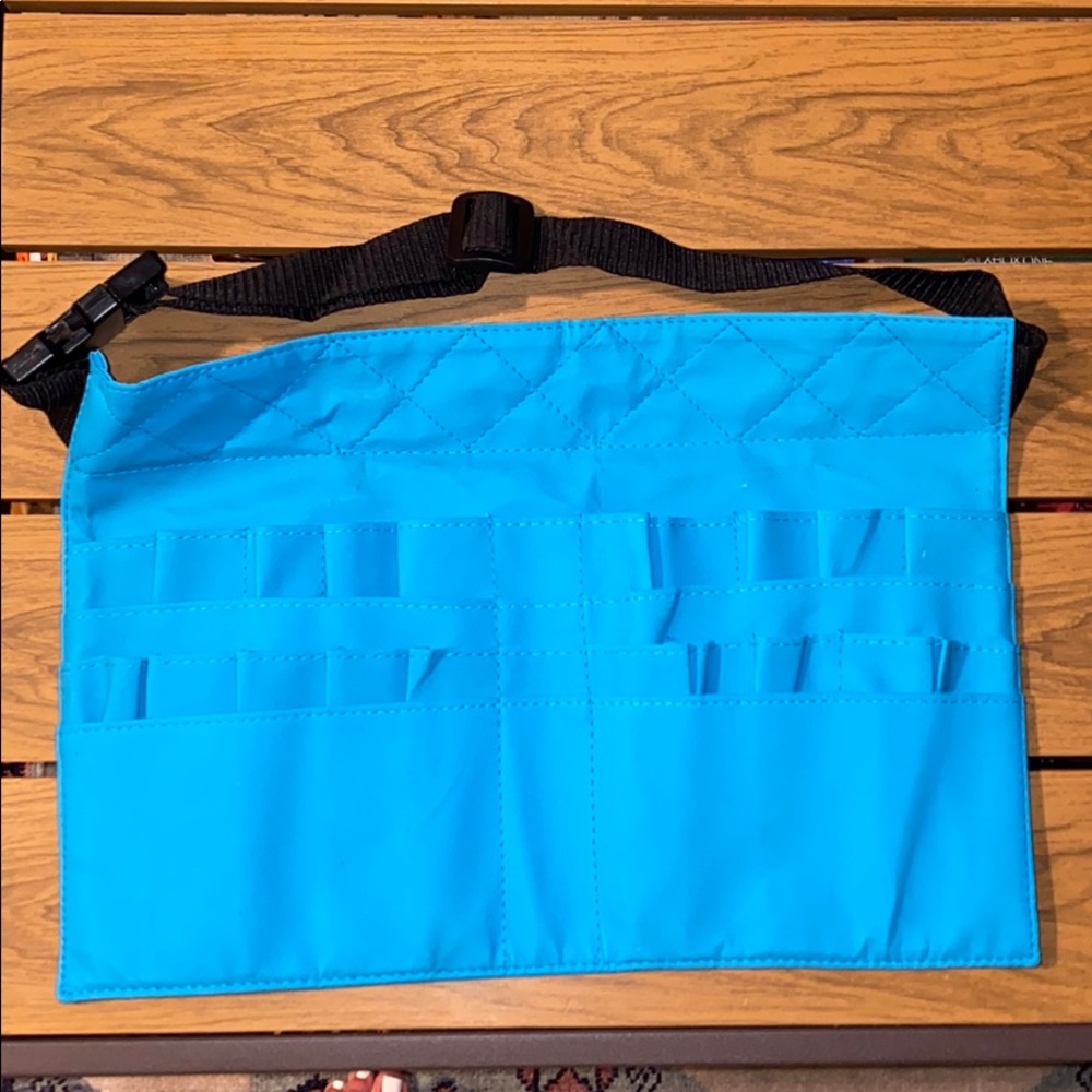 Make up brush waist belt